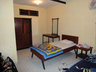 値上げしている割には昔と同じな格安ワルン、カミニコテージ