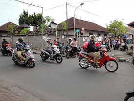 裏道から大通りに出る交差点の渋滞