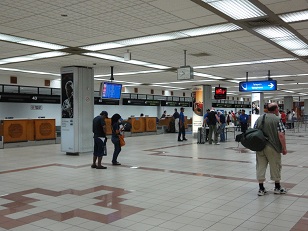 ングラライ空港チェックインカウンター