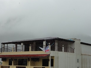 今日の雨はどしゃぶりなのでモヤがかかって何も見えない