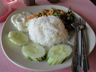 プーケットで一度は食べるであろう「カオパッガパオガイ」