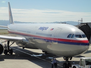 関空から飛び立つマレーシア航空飛行機