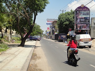 ビーチ沿いの道路（パンタイクタ）