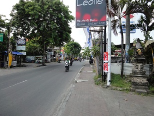 少しだけ看板が見えますがここで買い物