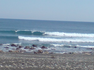 風が入りよれた波ですが、いい感じのサーフィンです