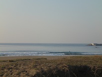 入野ビーチですが、ウネリが小さいです