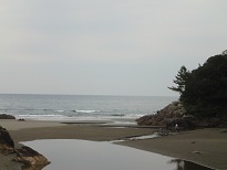 本日の遊び場の双海ビーチの川