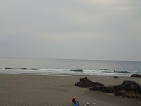 オンショアが少しきつめですが、サイズの上がりきらない双海ビーチ