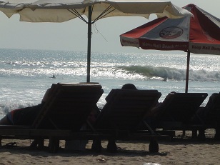 綺麗なウネリを拾っているクタビーチ