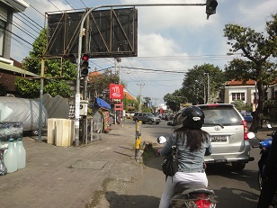 朝は大渋滞のクロボカンの交差点