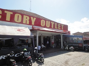 バイパス沿いのアウトレットモール