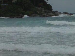 2011年6月14日、朝のカタビーチの波