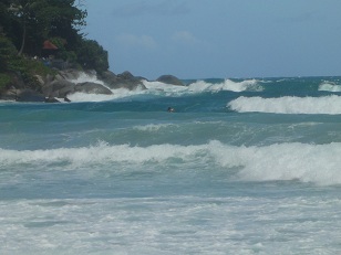 ハイタイド付近でオンショアガンガンのカタビーチ