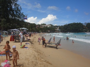 観光客が増えてきたプーケットのカタビーチ