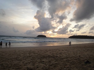 きれいな夕日が見えるプーケットのカタビーチ