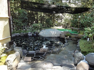 完全に外と一体化した露天風呂