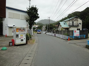 多々戸浜へと続く道路は、台風により人がいません