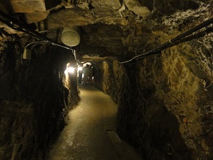 土肥金山の坑道