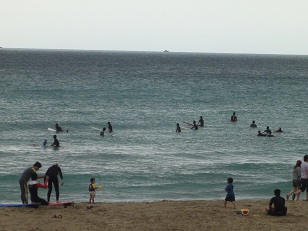 波がないのに波待ちしているロングボーダー