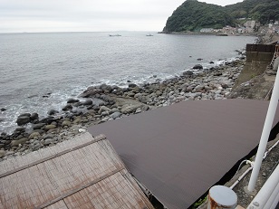 この掘立小屋は？？？