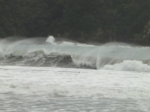 爆裂の海でトレーニング中のライフセーバー