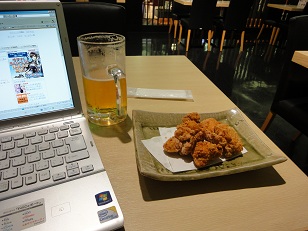 おつまみのから揚げが来る前に半分飲んじゃった