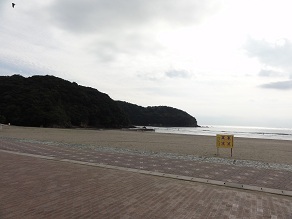 生見の隣の白浜海岸左側