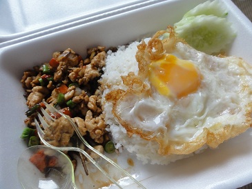 カオガパオガイ、カイダーオ。鶏のバジル炒め、目玉焼き載せ