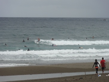 小波でも平日でも夏だとたくさんのサーファー