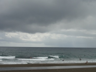 どんよりとした雲に覆われた生見海岸