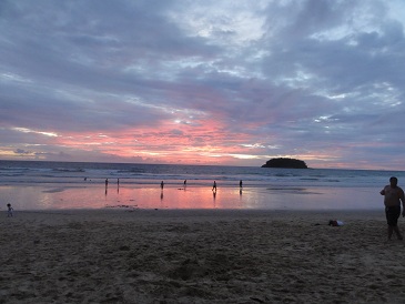 綺麗な夕日のカタビーチ