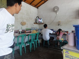 簡素なつくりの店内