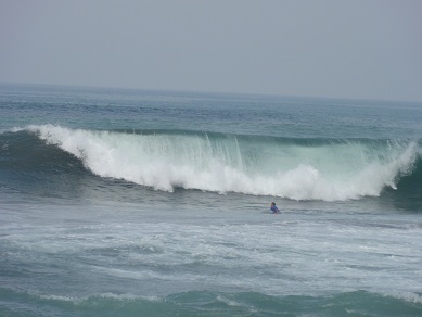 サーフボードだとぐちゃぐちゃになりそうな大きな波です