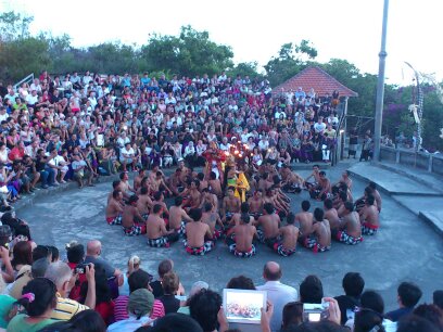 ケチャダンス、王女様が捕えられるシーン