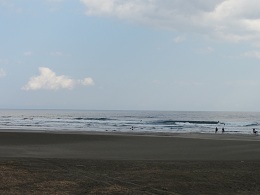いつもいい波のお倉が浜