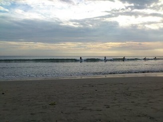 膝波に果敢にチャレンジする初心者サーファー