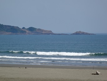 小さな波のお倉が浜