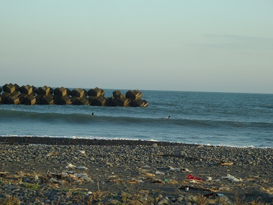 テトラの間の波を交わすサーフィンポイント