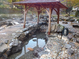 清掃でお湯の入っていない露天風呂