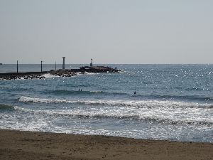 ウネリが弱いのでテイクオフが厳しい