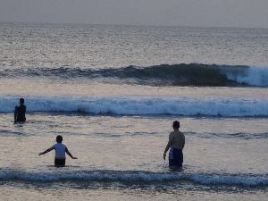 綺麗な波のバリ島クタビーチ