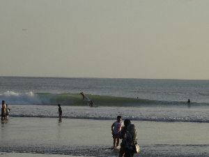 綺麗な波のクタビーチ