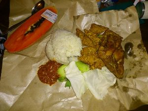 アヤムゴレン、テンペ、パパイヤな夕食