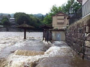 奥津温泉の川湯