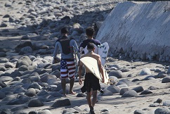 マデウィの海に向かうサーファー