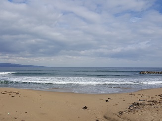 富山の松太枝浜海水浴場の波