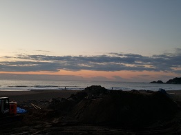 朝日を浴びた生見海岸