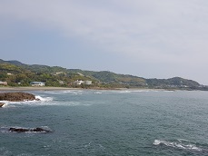 オンショアが吹きこんでいる金ヶ浜