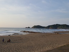 早朝の生見海岸