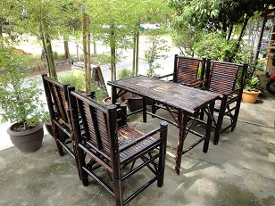 経営者自作の趣のあるテーブルセット